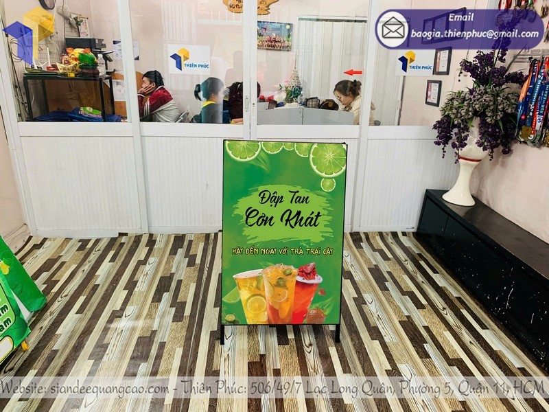 Lên ý tưởng hình ảnh thương hiệu cho standee quảng cáo chữ A